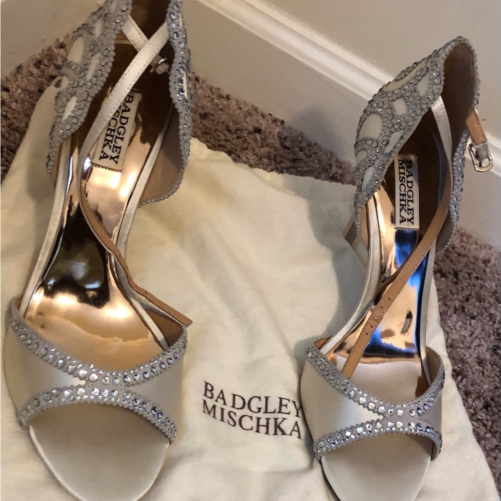 Badgley Mischka Roxy open toe shoes in off-white/nude, size 10